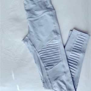 Alo Yoga Moto Leggings HW in Dove Gray - S